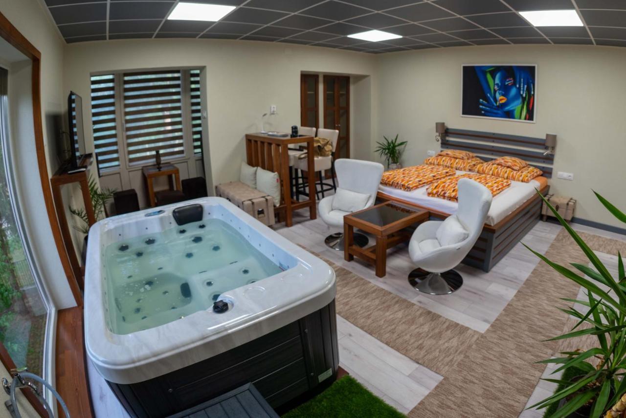 E 14 Aparthotel Berekfürdő Kültér fotó